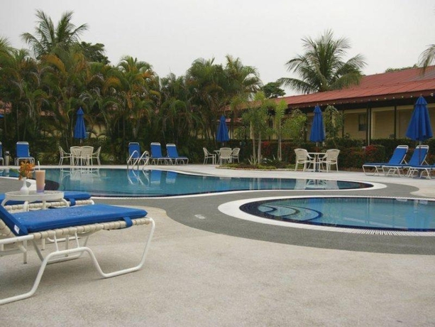 Imagen de la piscina del Hotel ibis Styles Sepang KLIA, Kuala Lumpur. Foto 10