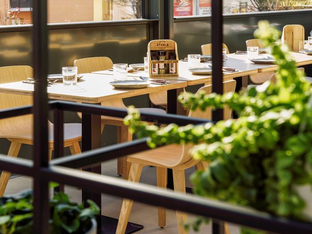 Imagen del bar/restaurante del Hotel ibis Styles Sierre. Foto 4