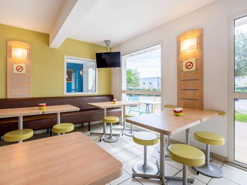 Imagen del bar/restaurante del Hotel ibis budget Carcassonne Aeroport. Foto 3