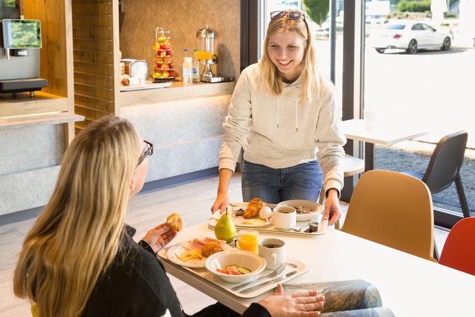 Imagen del bar/restaurante del Hotel ibis budget Fribourg. Foto 5