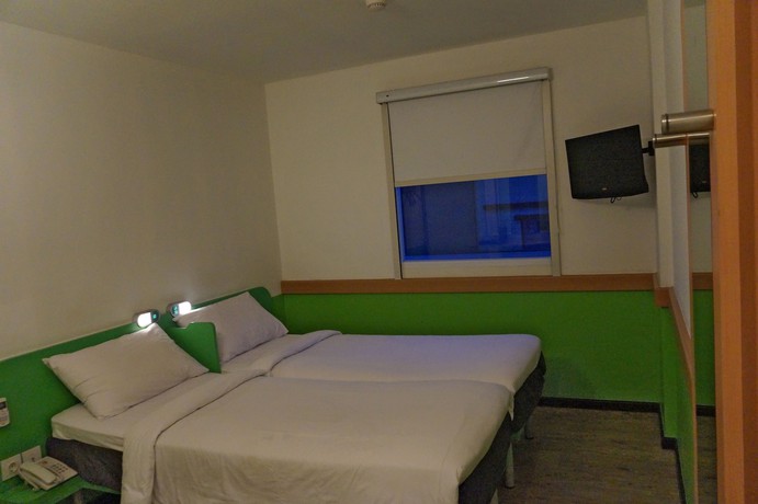 Imagen de la habitación del Hotel ibis budget Jakarta Airport. Foto 9