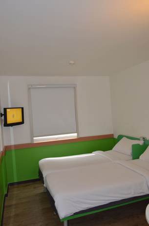 Imagen de la habitación del Hotel ibis budget Jakarta Airport. Foto 10