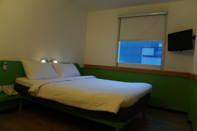 Imagen de la habitación del Hotel ibis budget Jakarta Airport. Foto 11