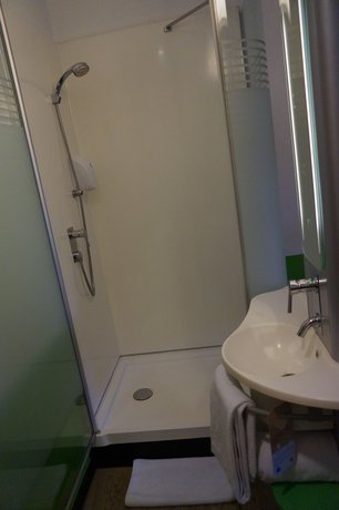 Imagen de la habitación del Hotel ibis budget Jakarta Airport. Foto 13