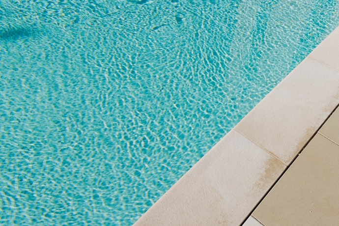 Imagen de la piscina del Hotel ibis budget La Rochelle Centre. Foto 19