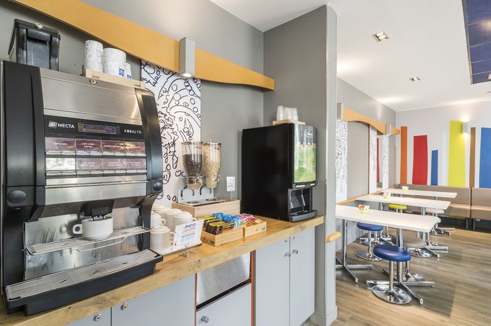 Imagen del bar/restaurante del Hotel ibis budget Marne la Vallée Val d'Europe. Foto 6