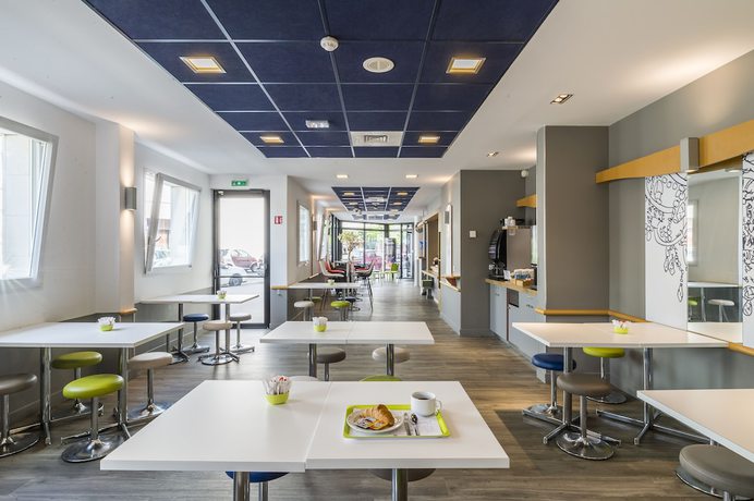 Imagen del bar/restaurante del Hotel ibis budget Marne la Vallée Val d'Europe. Foto 13