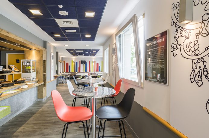 Imagen del bar/restaurante del Hotel ibis budget Marne la Vallée Val d'Europe. Foto 14