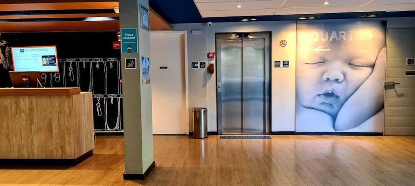 Imagen de los interiores del Hotel ibis budget Petropolis. Foto 14