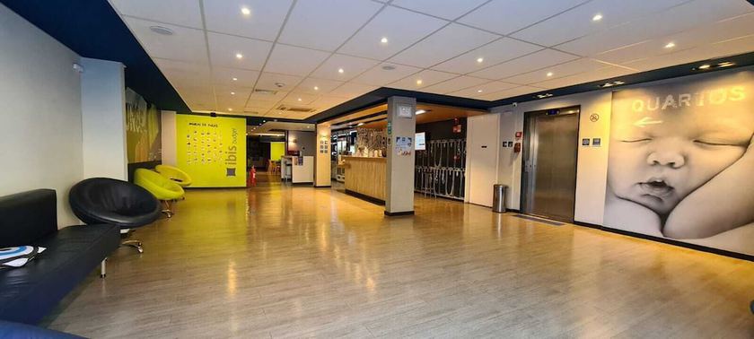 Imagen de los interiores del Hotel ibis budget Petropolis. Foto 18
