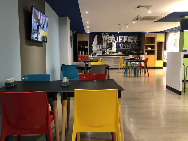 Imagen de los interiores del Hotel ibis budget Petropolis. Foto 19