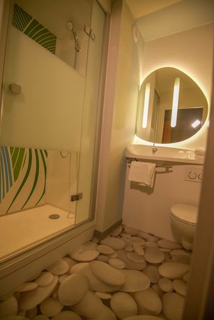 Imagen de la habitación del Hotel ibis budget Saint Martin de Crau Porte de Camargue. Foto 16