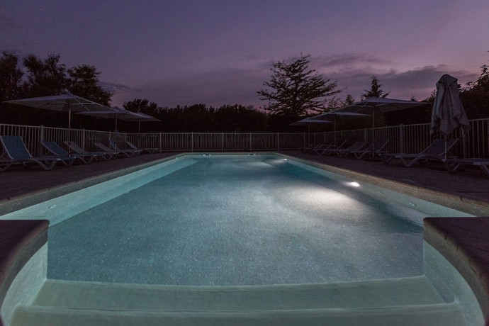 Imagen de la piscina del Hotel ibis budget Sisteron. Foto 19