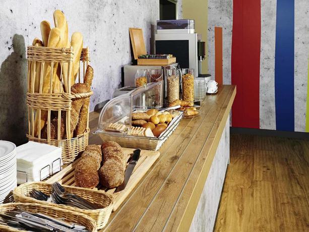 Imagen de los interiores del Hotel ibis budget Zurich City West. Foto 7