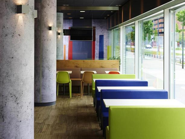 Imagen de los interiores del Hotel ibis budget Zurich City West. Foto 8