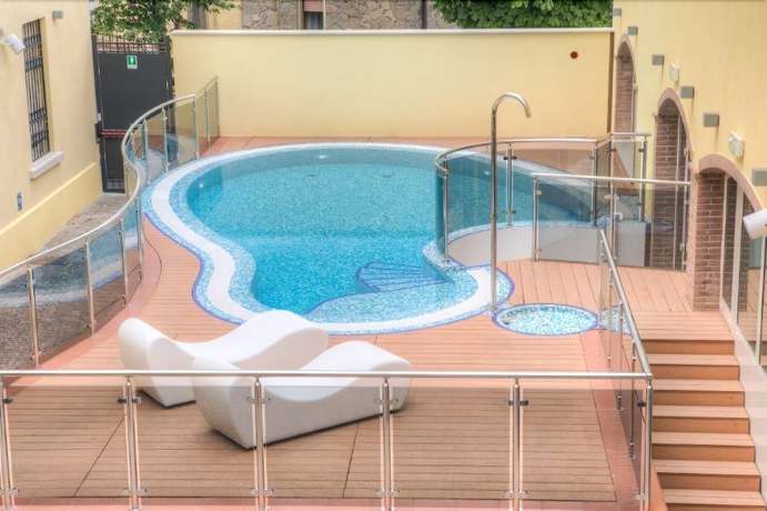 Imagen de la piscina del Hotel il Duca del Montefeltro. Foto 19