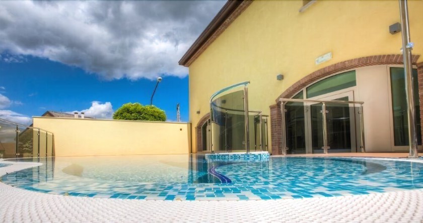 Imagen de la piscina del Hotel il Duca del Montefeltro. Foto 20