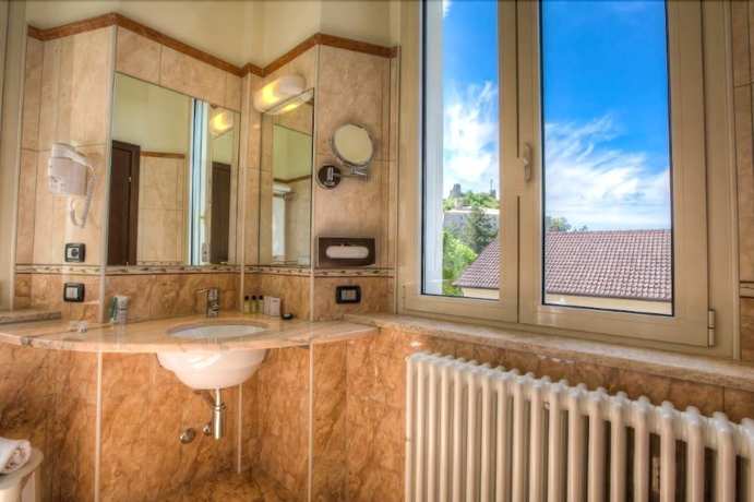 Imagen de la habitación del Hotel il Duca del Montefeltro. Foto 15