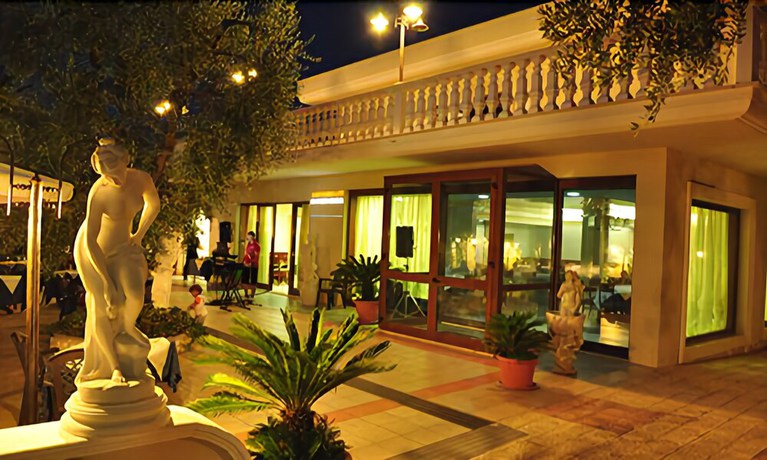 Imagen del bar/restaurante del Hotel il Melograno, Mattinata. Foto 6