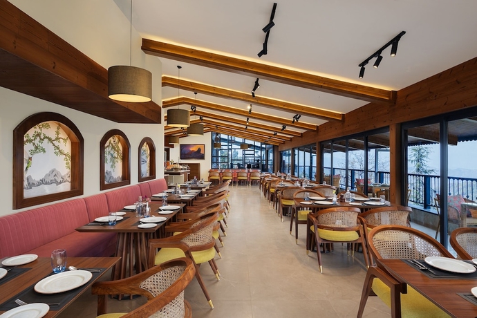 Imagen del bar/restaurante del Hotel j&uuml;STa Hollow Oak, Mussoorie. Foto 4