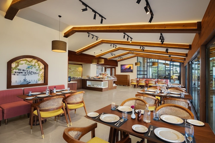 Imagen del bar/restaurante del Hotel j&uuml;STa Hollow Oak, Mussoorie. Foto 5