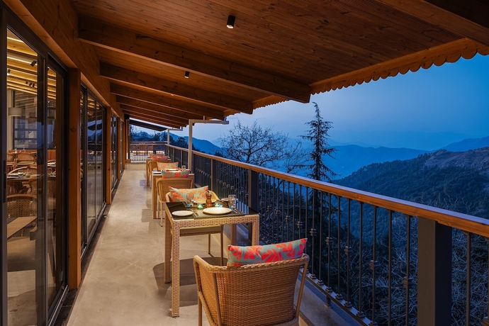 Imagen del bar/restaurante del Hotel j&uuml;STa Hollow Oak, Mussoorie. Foto 6