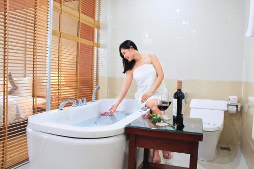 Imagen de la habitación del Hotel kh&aacute;ch sạn happy kỳ long. Foto 10