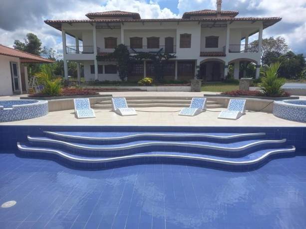 Imagen de la piscina del Hotel la Casona Monta&ntilde;esa. Foto 20