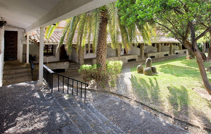 Imagen de los exteriores del Hotel la Perdiz. Foto 10