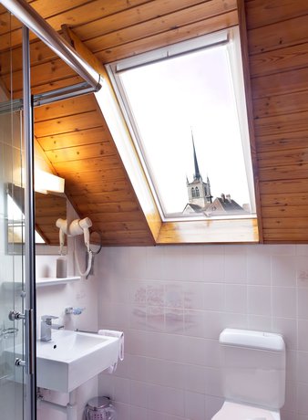Imagen de la habitación del Hotel la Suite, Payerne. Foto 10