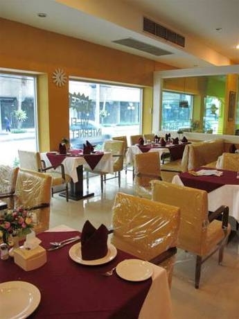 Imagen del bar/restaurante del Hotel le Platinum Residency. Foto 14