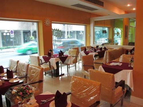 Imagen del bar/restaurante del Hotel le Platinum Residency. Foto 15