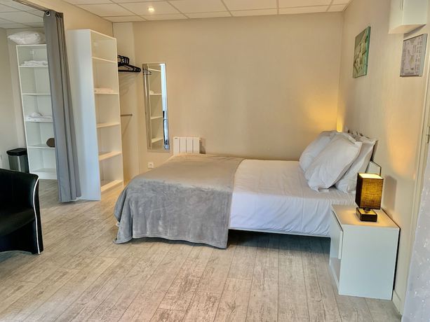 Imagen de la habitación del Hotel les Quatre Saisons. Foto 10