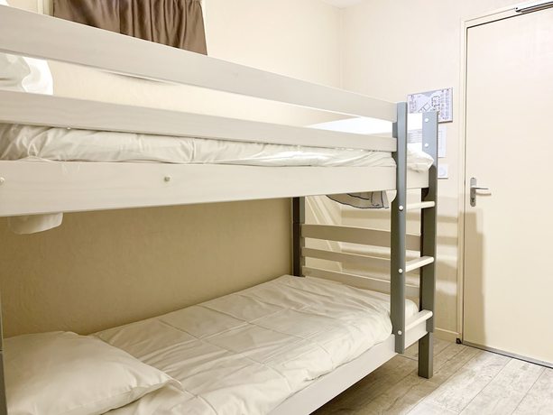 Imagen de la habitación del Hotel les Quatre Saisons. Foto 15