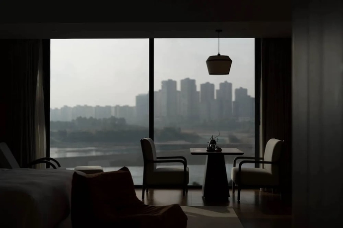 Imagen de la habitación del Hotel leshanchanyiyilejiudian. Foto 8