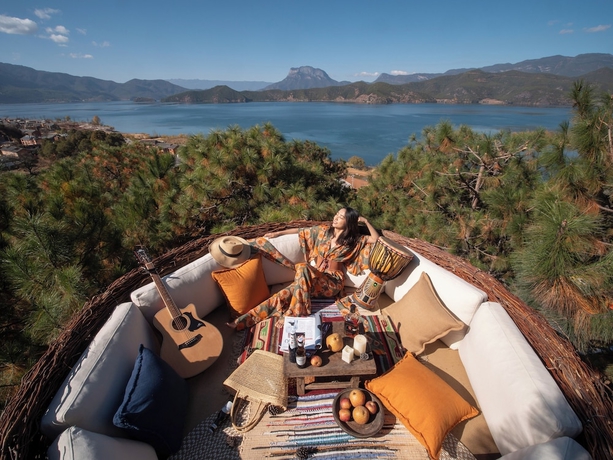Imagen de los exteriores del Hotel lugu Lake Cheman Ruyingsong Mid. Foto 3