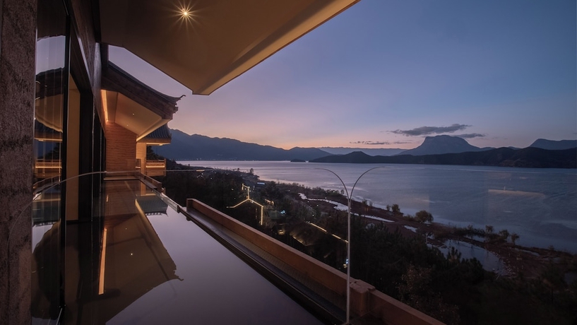 Imagen de los exteriores del Hotel lugu Lake Cheman Ruyingsong Mid. Foto 5