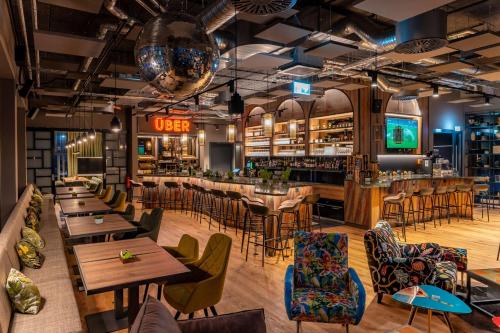 Imagen del bar/restaurante del Hotel me and all Ulm. Foto 12