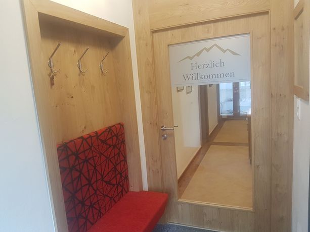 Imagen de los interiores del Hotel modernandrenovatedpension Oberauer Wagrain. Foto 17
