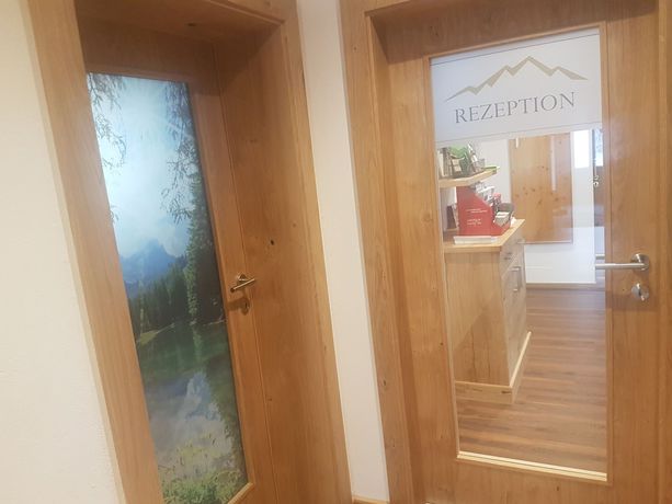 Imagen de los interiores del Hotel modernandrenovatedpension Oberauer Wagrain. Foto 20