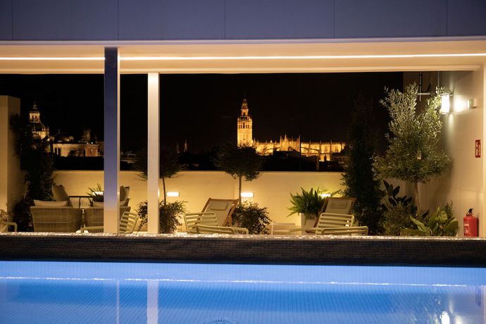 Imagen de los exteriores del Hotel nQn Aparts and Suites Sevilla. Foto 18