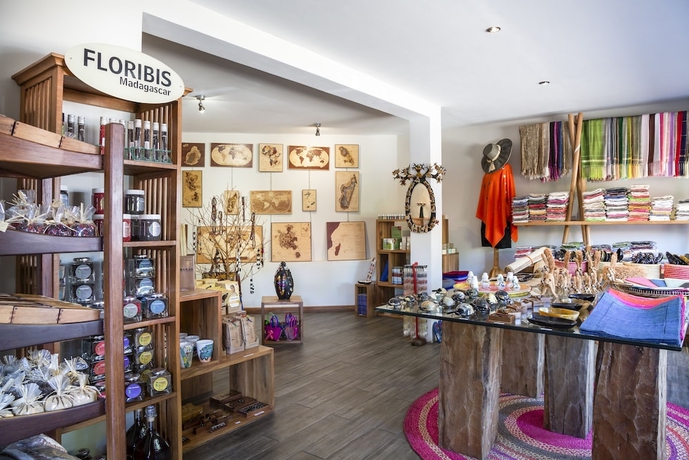 Imagen de los interiores del Hotel relais des plateaux & spa- ivato international air. Foto 19