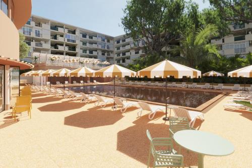 Imagen de la piscina del Hotel tent Arenal. Foto 8