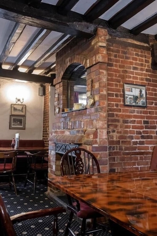Imagen del bar/restaurante del Hotel the crown hotel, Alton. Foto 3