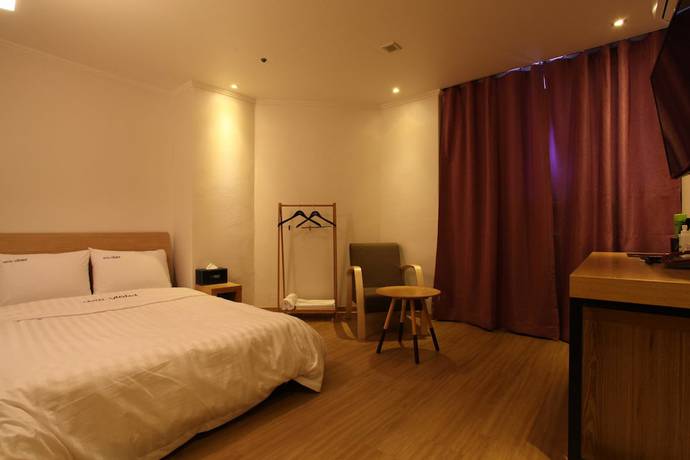 Imagen de la habitación del Hotel violet. Foto 11