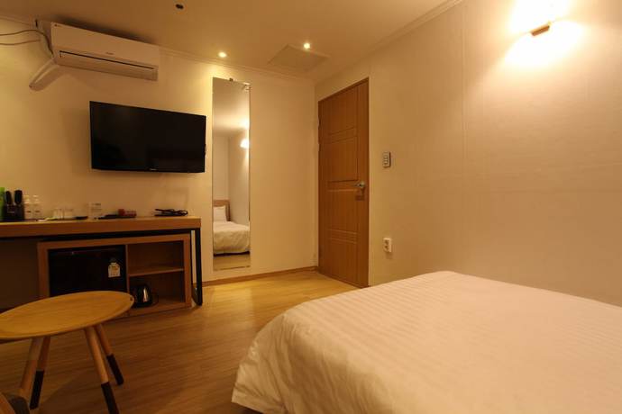 Imagen de la habitación del Hotel violet. Foto 13