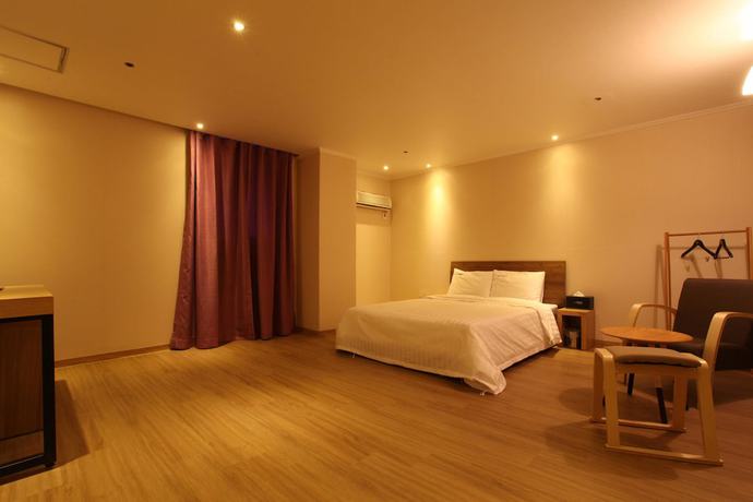 Imagen de la habitación del Hotel violet. Foto 16