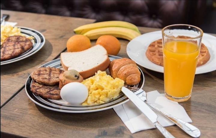 Imagen del bar/restaurante del Hotel voco Fiorello - LaGuardia East, an IHG Hotel. Foto 3