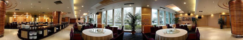 Imagen del bar/restaurante del Hotel voco Lianyungang Haizhou Bay by IHG. Foto 2