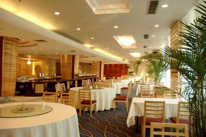 Imagen del bar/restaurante del Hotel voco Lianyungang Haizhou Bay by IHG. Foto 3